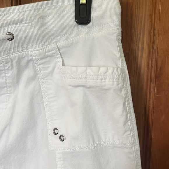 Dash Women’s White Ruched Bottom Capris With pockets Size Large - Picture 3 of 6